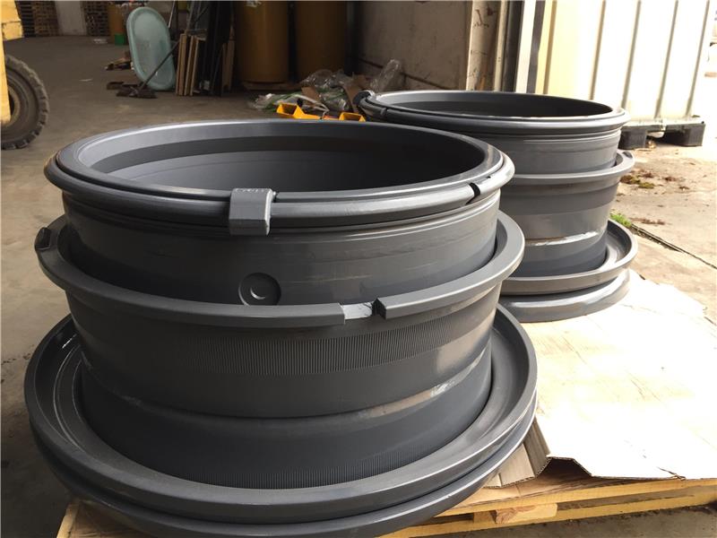 Reach stacker wheels
